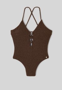 Maillot de bain une pièce marron tricoté avec fines bretelles croisées et détail laçage à l'avant sur fond gris.