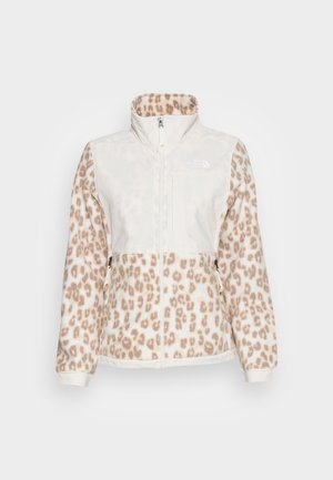 Hvid fleecejakke med beige leopardprint-ærmer, nederste del af jakken og indvendig krave, med lynlås foran og to lynlåslommer.