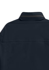 Marineblaue Jacke mit Kragen, die eine glatte Textur aufweist und ein horizontales Akzentband in einem helleren Farbton über dem oberen Rücken hat.