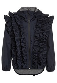 Tmavě modrá bunda s volánky podél přední části, zapínáním na zip a světle šedým vnitřkem. Má kapuci a elastické manžety.