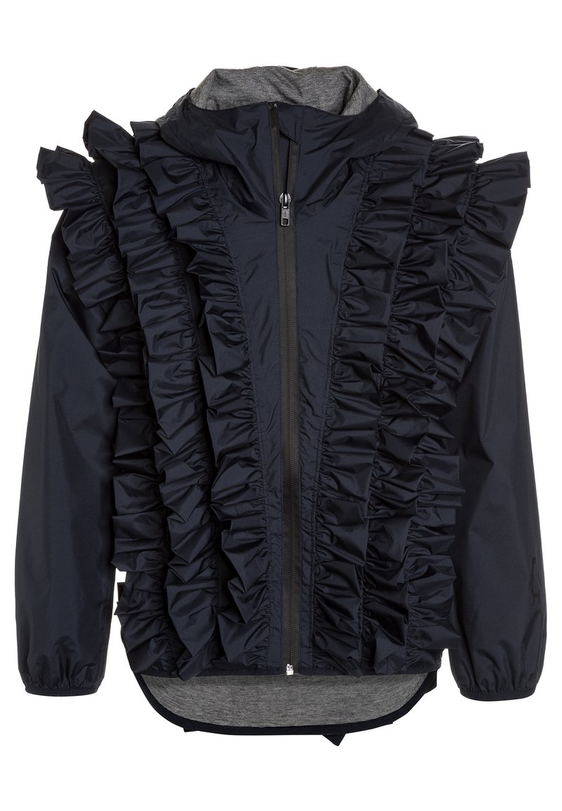 Tmavě modrá bunda s volánky podél přední části, zapínáním na zip a světle šedým vnitřkem. Má kapuci a elastické manžety.