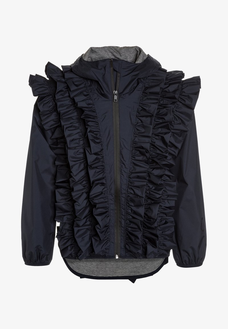 Tmavě modrá bunda s volánky podél přední části, zapínáním na zip a světle šedým vnitřkem. Má kapuci a elastické manžety.