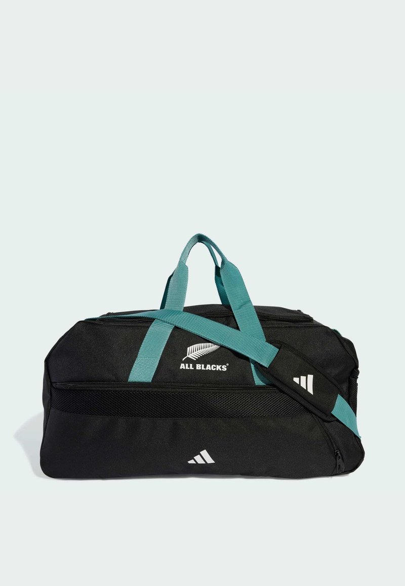 Sort duffel bag med turkise stropper, med netbeskyttelse, "ALL BLACKS" logo og tre hvide striber på den ene side. Firkantet form.