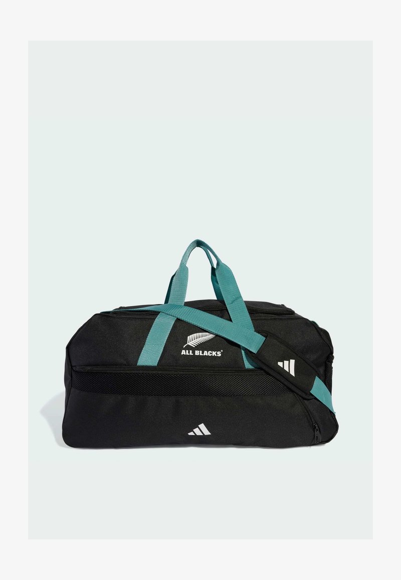 Zwarte duffeltas met turquoise banden, met gaasaccenten, "ALL BLACKS" logo en drie witte strepen aan één kant. Rechthoekige vorm.