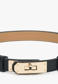 Zwarte leren riem met een textuur oppervlakte, voorzien van een goudkleurige rechthoekige gesp met een centrale sluiting en decoratieve studs.