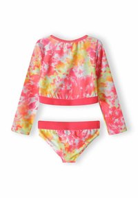 Komplet dolgih rokavov za plavanje, ki vključuje zgornji in spodnji del v tie-dye vzorcu v roza, rumeni in zeleni barvi. Material: elastična tkanina. Ima enobarven roza pas.