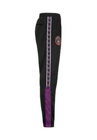 Pantalones de chándal negros con paneles laterales morados que presentan un patrón, cintura elástica y detalle de logo. Incluyen un bolsillo lateral con cremallera.
