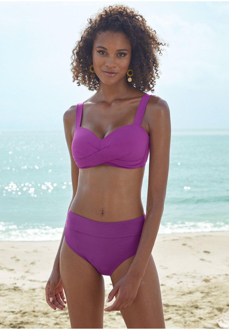 Paarse tweedelige bikini met een textuur bandeau-top met brede bandjes en een hooggesneden onderstuk. Glad materiaal, minimaal ontwerp.