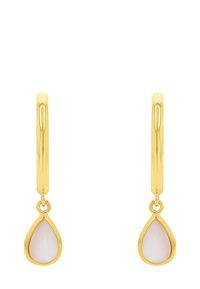 Goldene Creolen mit einem tropfenförmigen opaleszenten Steinanhänger. Glatte Oberfläche, minimalistisches Design und polierte Optik.