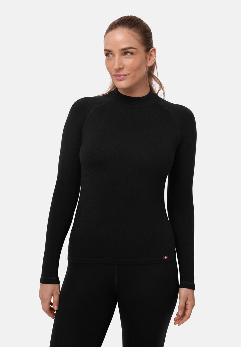 Maglietta nera a maniche lunghe con colletto alto, realizzata in materiale morbido. Presenta maniche raglan e un piccolo logo vicino all'orlo.