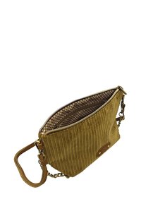 Sac en velours côtelé couleur moutarde avec fermeture à glissière, présentant un extérieur texturé, une doublure à motifs marron et une bandoulière en chaîne amovible.