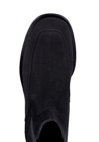 Stivaletto alla caviglia in suede nero con una texture liscia, punta arrotondata e cuciture decorative lungo i bordi. Presenta una suola in gomma flessibile.