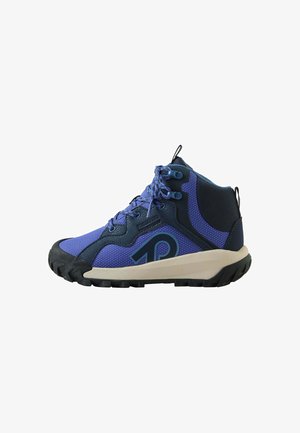 Wysokie wodoodporne buty trekkingowe w kolorze niebiesko-czarnym z grubą czarną podeszwą i niebieskimi sznurowadłami.