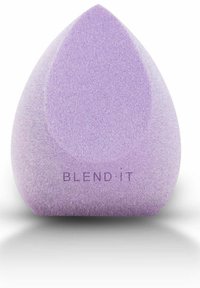 Fioletowa gąbka do makijażu w kształcie kropli, miękka w dotyku, z delikatnym, wytłoczonym napisem "BLEND IT" blisko podstawy.