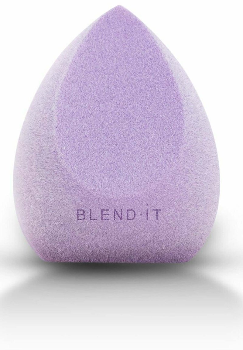 Fioletowa gąbka do makijażu w kształcie kropli, miękka w dotyku, z delikatnym, wytłoczonym napisem "BLEND IT" blisko podstawy.
