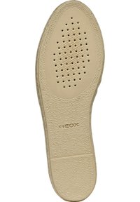 Suola in gomma beige con superficie testurizzata, fori di ventilazione e logo GeoX. Forma ovale con dettagli in rilievo lungo i bordi.