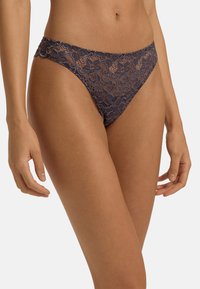 Kanten bikini in donkergrijs met bloemmotief, semi-doorzichtige materialen, golvende randen en een low-rise ontwerp. Geschikt voor dagelijks gebruik.