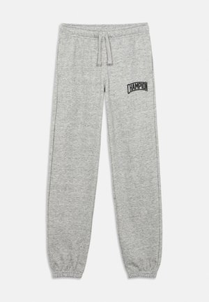 Pantalon de survêtement gris clair avec taille et poignets élastiques, cordon de serrage, et logo "Champion" sur la cuisse supérieure gauche.