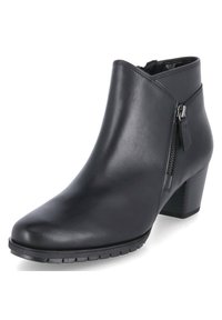 Bota de cuero negro hasta el tobillo con puntera ligeramente puntiaguda, cremallera lateral y tacón robusto. Presenta una textura suave y suela de goma para mayor agarre.