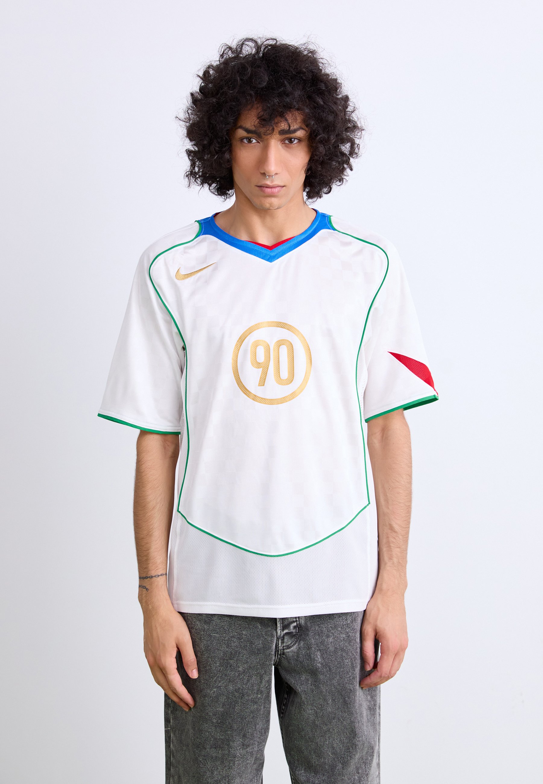 Tshirt noir maquette sur fond blanc | Vecteur Premium