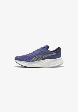 Chaussure de sport violette avec une tige en mesh texturé, des accents argentés, une semelle intermédiaire rembourrée et un capuchon de talon noir. Semelle extérieure en caoutchouc lisse.