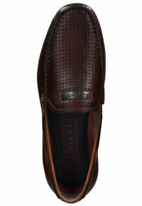 Brun læder slip-on sko med perforeret design, brune accenter og blå denimfor. Har et logotag på overdelen.