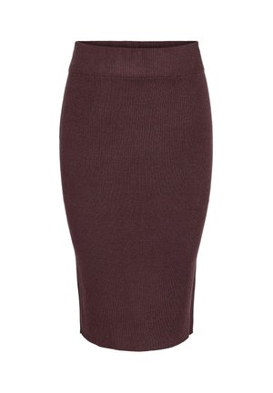Jupe crayon en tricot côtelé bordeaux avec une large taille et des fentes sur les côtés pour faciliter les mouvements, présentant une silhouette ajustée.