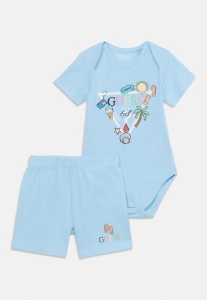 Set per neonati composto da body e pantaloncini celeste chiaro con stampe colorate a tema estivo, tra cui sole, palma, gelato e infradito.