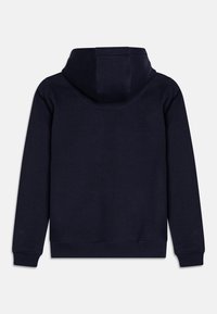 Námořnický modrý mikina s kapucí, dlouhými rukávy, žebrovanými manžetami a spodním lemem, s jemnou texturou. Obsahuje jednoduchý design bez viditelného loga nebo vzorů.