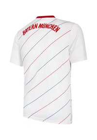 Bayern München shirt, wit met rode en blauwe diagonale strepen, korte mouwen, ronde hals, met gedurfde rode tekst op de achterkant.