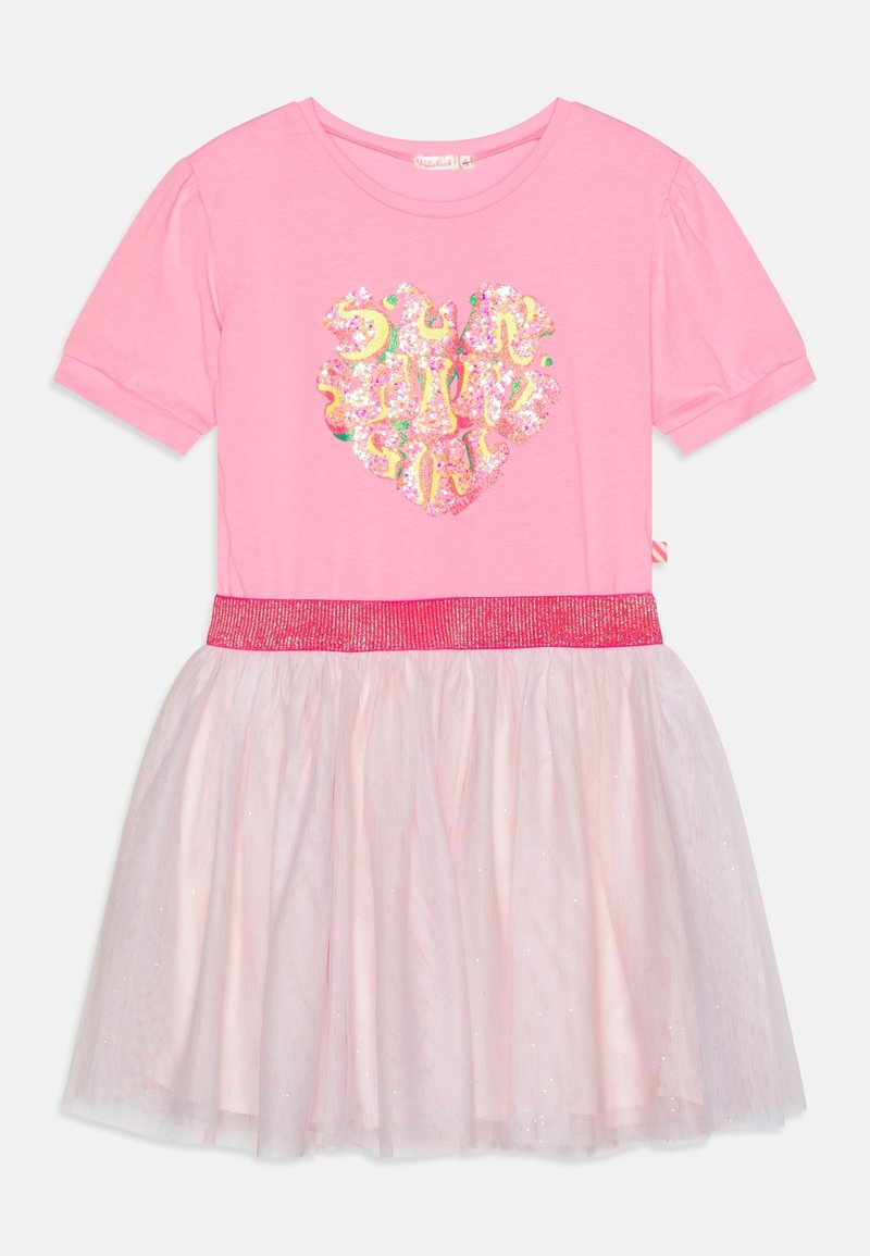 Różowa sukienka z krótkim rękawem, ozdobiona brokatowym sercem, z warstwową spódnicą z tiulu, zakończona różową taśmą z cekinami.