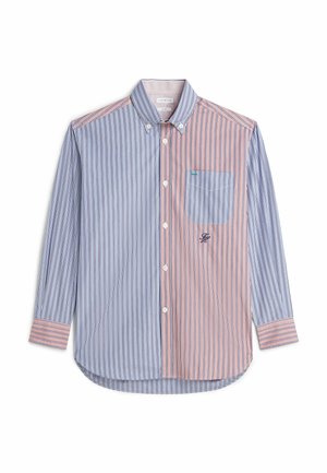 Langärmliges Hemd mit Knopfleiste und vertikalen Streifen, mit abwechselnd blauen und pinken Einsätzen und einer kontrastierenden blauen Tasche auf der pinken Seite.