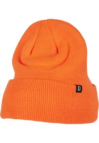 Narancssárga kötött sapka, felhajtható dizájnnal, puha tapintással és egy kis fekete logócímkével az oldalán.