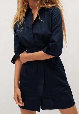 Robe-chemise bleu marine en tissu léger, dotée d'une ceinture à la taille, de manches retroussables et d'un devant boutonné.