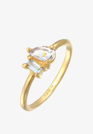 Un inel de aur cu o piatră prețioasă tăiată în formă de pară, transparentă, și o mică piatră rectangulară de culoare albastră deschisă, montate pe un band neted, cu finisaj lustruit.