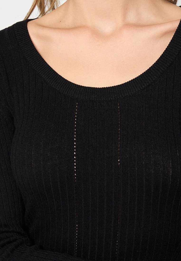 Top nero a costine con scollatura ampia a barca, tessuto testurizzato e dettagli a strisce verticali per un aspetto raffinato.