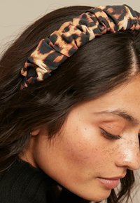 Next REGULAR FIT - Hair Styling Accessory - leopard print