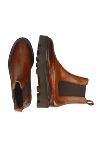 Botas Chelsea de cuero marrón con detalles en brogue, paneles laterales elásticos y suelas de goma gruesa, mostradas desde vistas superior y lateral.