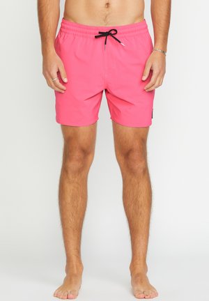 Bañador rosa con cintura elástica, cordón negro y sin bolsillos visibles. Fabricado con material suave y ligero.