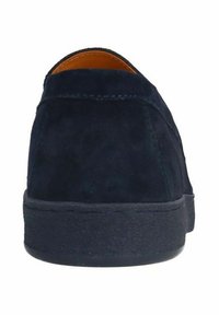 Marineblauwe nubucklederen sneaker met een gestructureerde afwerking en een contrasterende rubberen zool. Ronde hak met minimale stikdetails.