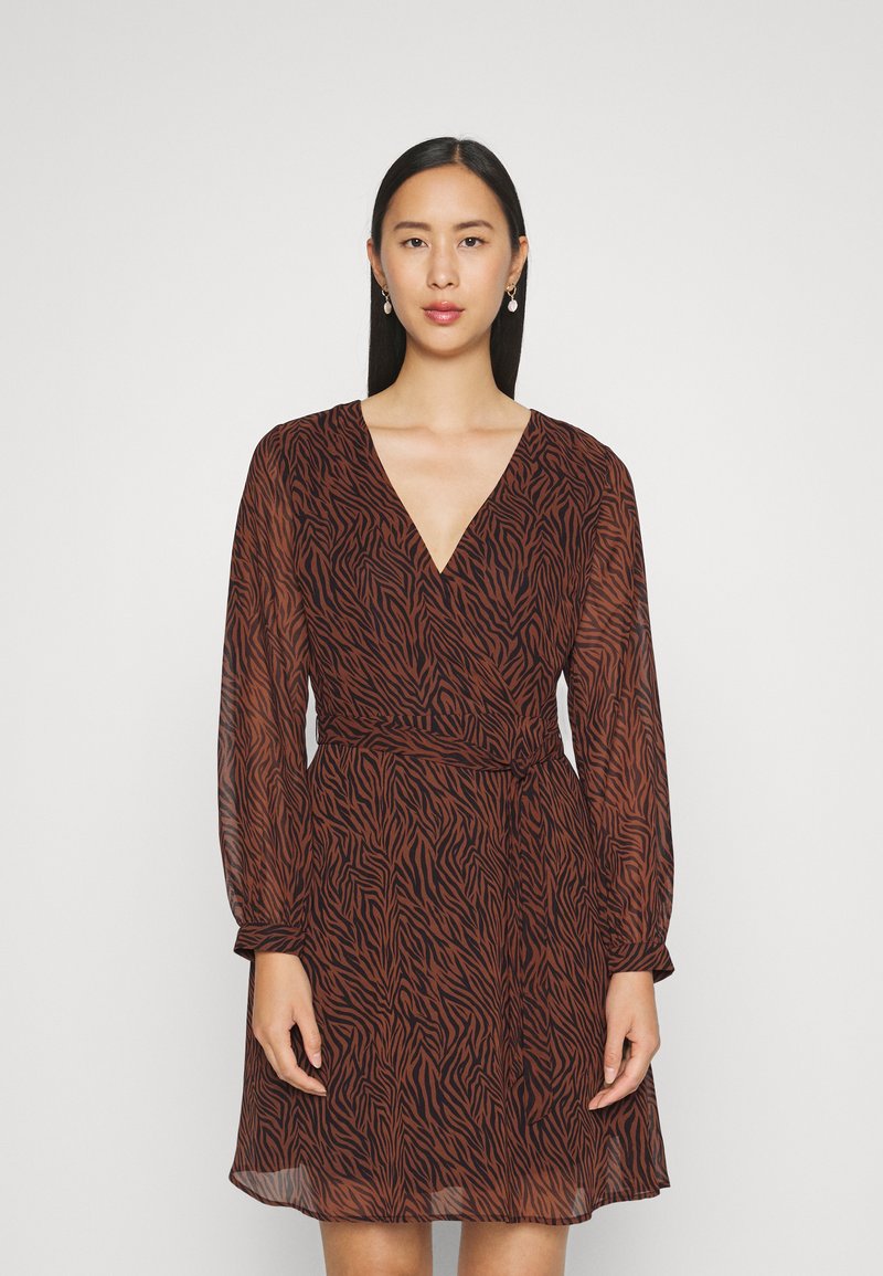 Vestido castanho em tecido transparente com padrão de riscas de zebra, decote em V e mangas compridas com punhos ajustados.