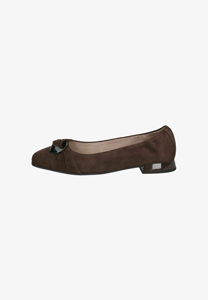 Chaussure femme en daim marron à petit talon avec une boucle décorative ronde noire à l'avant et un petit talon bloc.