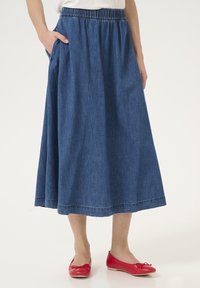 Denim maksi krilo z elastičnim pasom, stranskimi žepi in lahkotnim krojem. Ima srednje modro barvo in preproste šivanske detajle.