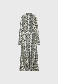 Abito a maniche lunghe con un motivo a stampa serpente bianco e nero, vita arricciata e un design con colletto alto. Tessuto con una texture liscia.