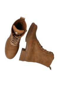 Botas tobillo marrones de piel sintética, con una superficie texturizada, cordones en la parte delantera y un tacón bajo tipo bloque. Detalles de hardware en tono dorado.