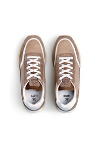 Sneaker in suede marrone con lacci bianchi, caratterizzati da una tomaia testurizzata e accenti laterali a contrasto. Suola in gomma, logo visibile sulla linguetta.