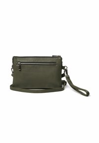 Olīvu zaļš ādas crossbody soma ar rāvējslēdzēja priekšējo kabatu, regulējamu siksnu un gludu tekstūru. Izmērs ir aptuveni vidējs.