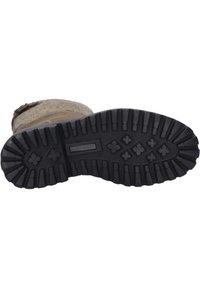 Bota de invierno marrón y beige con parte superior de fieltro texturizado, acentos de cuero y una suela de goma negra con un diseño de banda para mayor agarre.