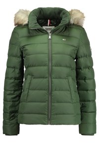 Zielona kurtka puchowa z kapturem wyłożonym futrem, zamek błyskawiczny oraz dwie boczne kieszenie. Posiada poziome przeszycia oraz logo marki na klatce piersiowej.