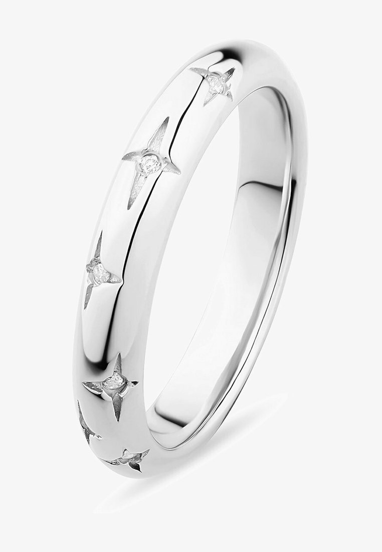 Anello d'argento con superficie liscia e lucida, caratterizzato da accenti a forma di stella e pietre preziose trasparenti. Forma arrotondata e design senza cuciture.
